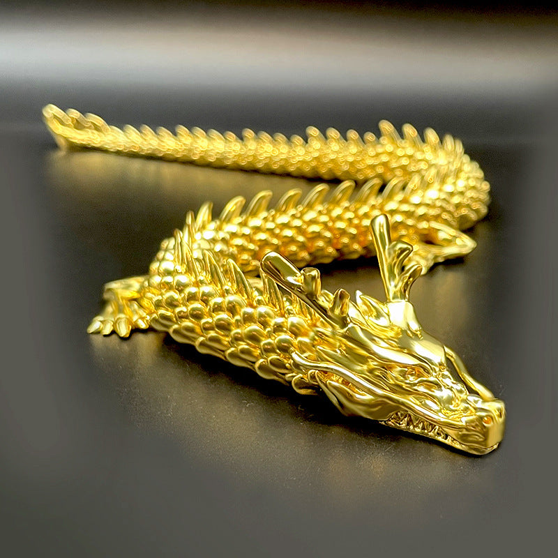 "Detaljerad gyllene drake i mässing för dekoration med rörliga leder, fångar ljus och erbjuder mystisk charm för hemmet."