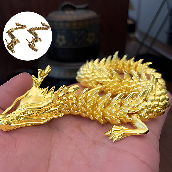 "Detaljerad gyllene drake i mässing för dekoration med rörliga leder, fångar ljus och erbjuder mystisk charm för hemmet."