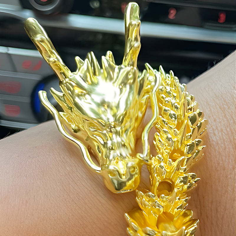 "Detaljerad gyllene drake i mässing för dekoration med rörliga leder, fångar ljus och erbjuder mystisk charm för hemmet."
