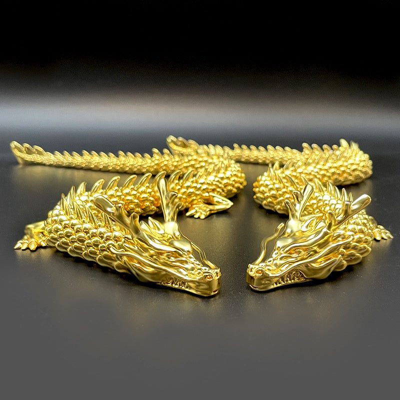 "Detaljerad gyllene drake i mässing för dekoration med rörliga leder, fångar ljus och erbjuder mystisk charm för hemmet."