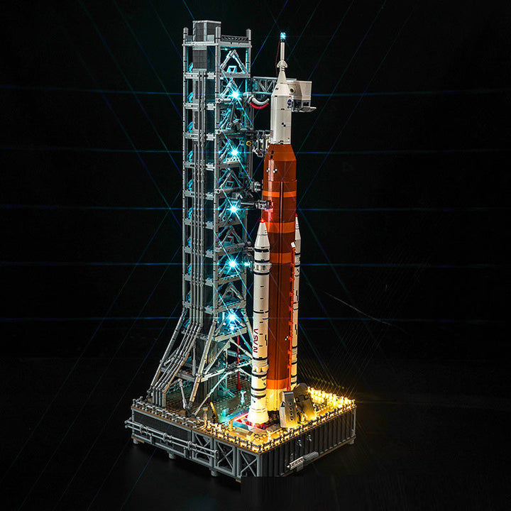 Närbild av NASA Artemis rymdrakets motorer och modul, med autentiska detaljer från rymdstartsystemet.
