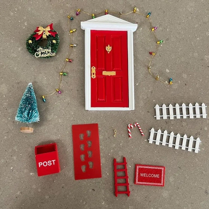 "Detaljerad röd tomtenissedörr för juldekoration, plastmaterial, sprider magisk stämning i hemmet."