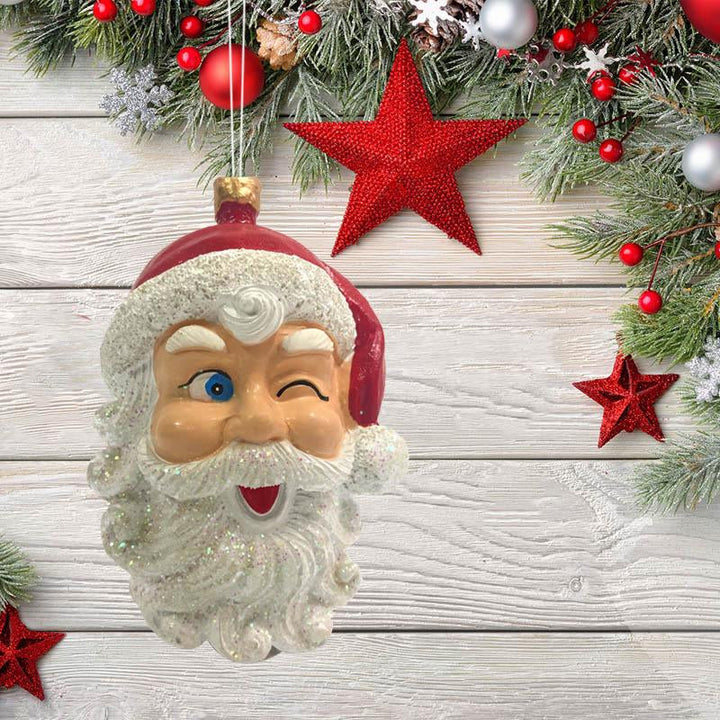 "Detaljerad tomte hängdekoration, färgrik och nostalgisk julprydnad med röd snöre för gran eller hemdekoration."