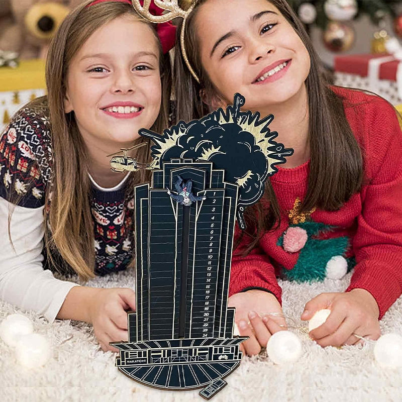 "Detaljerad trä Adventskalender med Die Hard-motiv, visar Hans Gruber faller från brunblå Nakatomi Plaza, roterbar design."