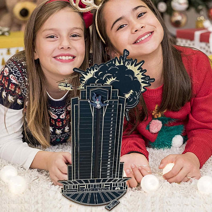 "Detaljerad trä Adventskalender med Die Hard-motiv, visar Hans Gruber faller från brunblå Nakatomi Plaza, roterbar design."