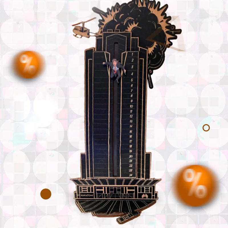 "Detaljerad trä Adventskalender med Die Hard-motiv, visar Hans Gruber faller från brunblå Nakatomi Plaza, roterbar design."