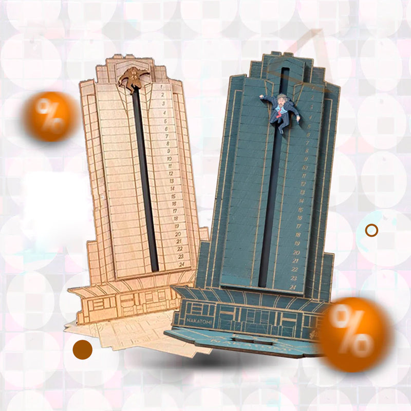 "Detaljerad trä Adventskalender med Die Hard-motiv, visar Hans Gruber faller från brunblå Nakatomi Plaza, roterbar design."