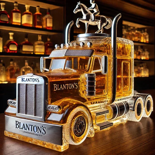 Designad whiskeykaraff i glas formad som en lastbil, för stilfull servering av whiskey.