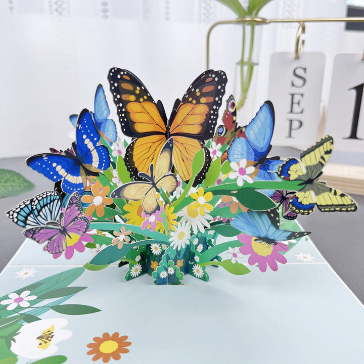 "Detaljerat 3D-handgjort blomsterkort på stativ, perfekt som present eller dekoration för alla tillfällen."