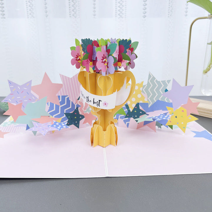"Detaljerat 3D-handgjort blomsterkort på stativ, perfekt som present eller dekoration för alla tillfällen."