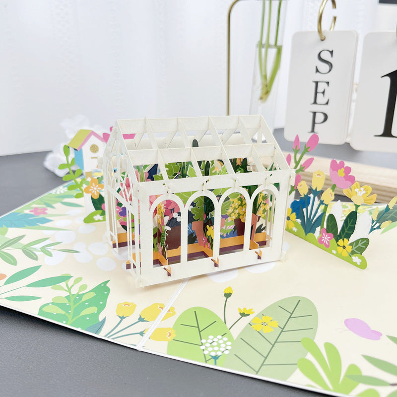 "Detaljerat 3D-handgjort blomsterkort på stativ, perfekt som present eller dekoration för alla tillfällen."