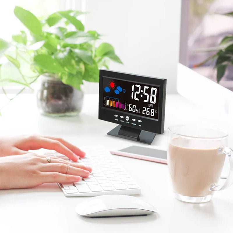 Digital LED-klocka med temperatur och fuktighet, stilren design, tydlig LCD, idealisk för tid, väder och modern livsstil.