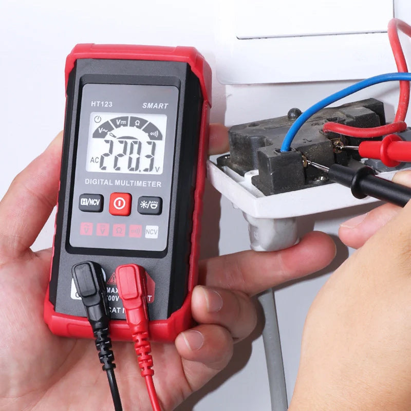 "Digital multimeter för elektrisk mätning, med smart autoläge, stor display och robust design för exakta och snabba resultat.