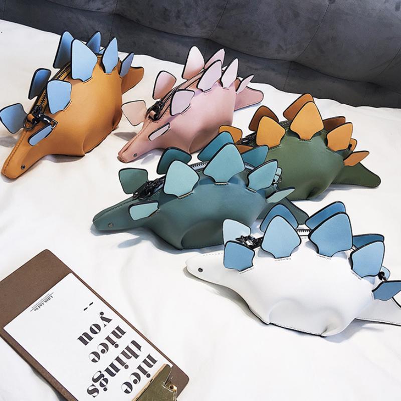 "Dinosaur handväska för damer med justerbar axelrem, lekfull design i PU-läder, från sidan med unik stil."