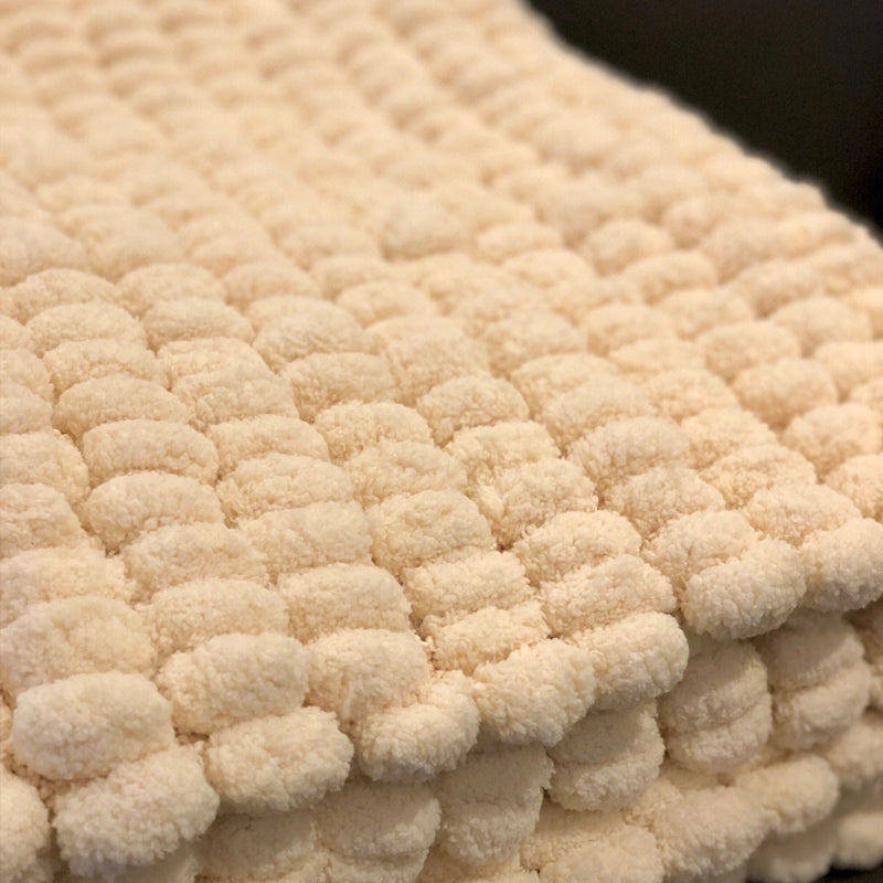 "DIY flätad pärla grov ull i ljusa färger, perfekt för vinterstickning. Mjukt, hållbart material för accessoarer."