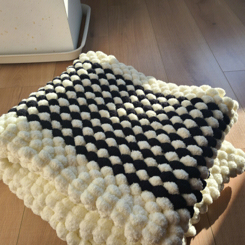 "DIY flätad pärla grov ull i ljusa färger, perfekt för vinterstickning. Mjukt, hållbart material för accessoarer."