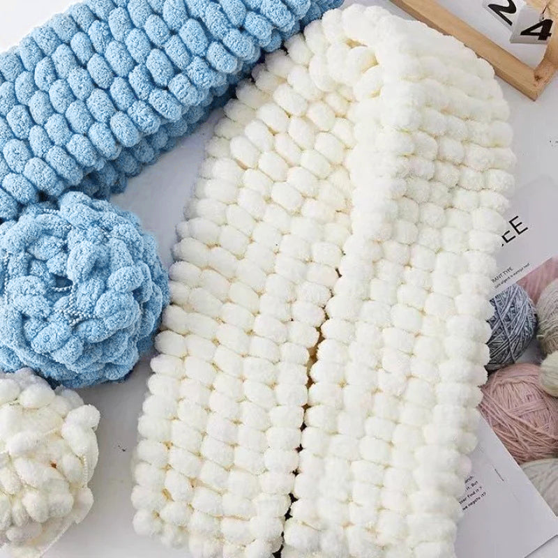 "DIY flätad pärla grov ull i ljusa färger, perfekt för vinterstickning. Mjukt, hållbart material för accessoarer."