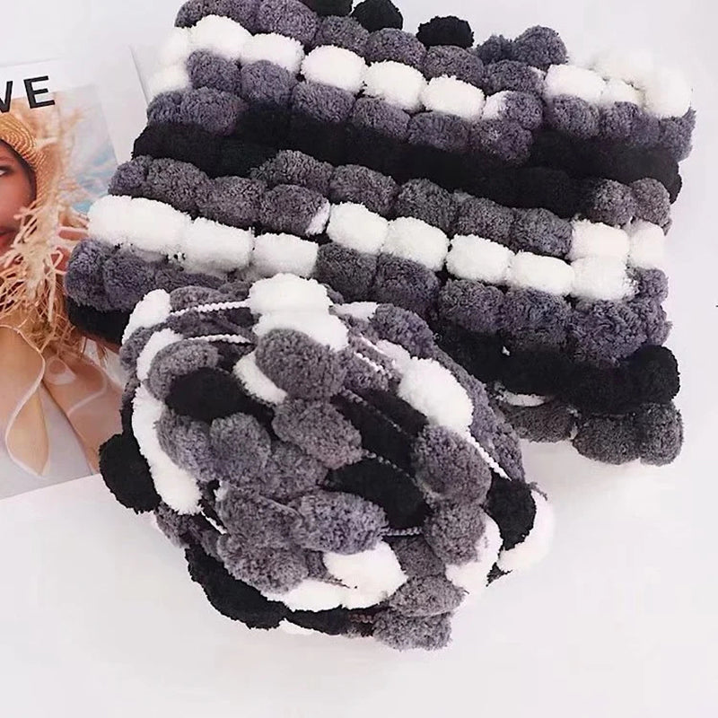 "DIY flätad pärla grov ull i ljusa färger, perfekt för vinterstickning. Mjukt, hållbart material för accessoarer."