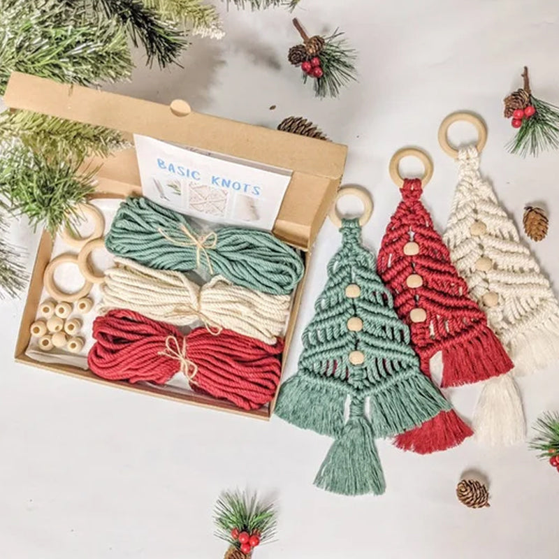 "DIY julgran i färgglada delar för kreativ dekoration och personlig julkänsla, perfekt för hem och interiör."