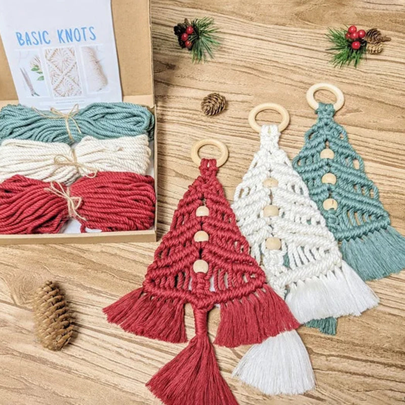 "DIY julgran i färgglada delar för kreativ dekoration och personlig julkänsla, perfekt för hem och interiör."