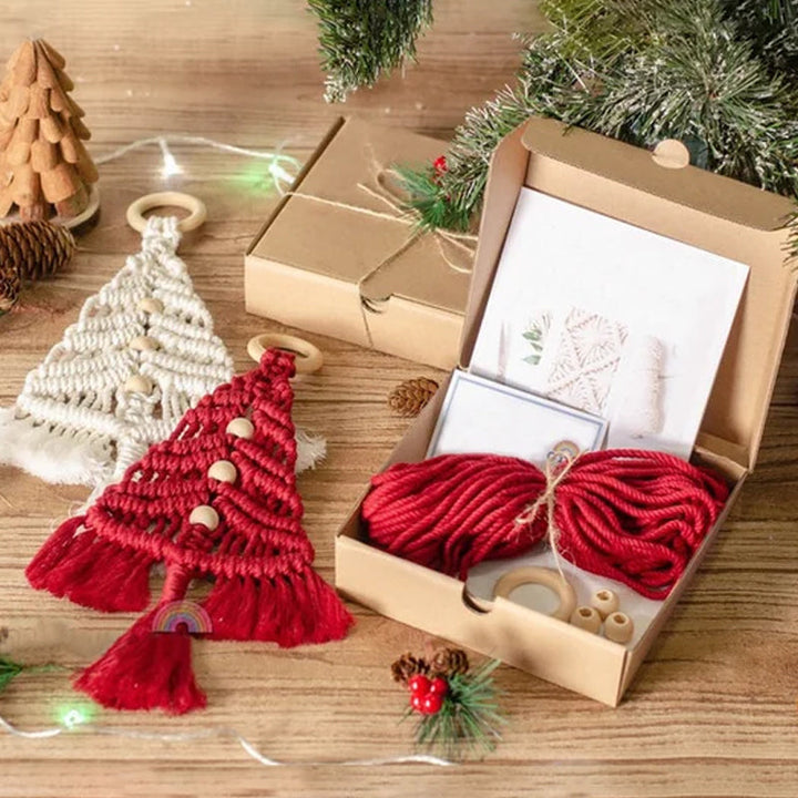 "DIY julgran i färgglada delar för kreativ dekoration och personlig julkänsla, perfekt för hem och interiör."