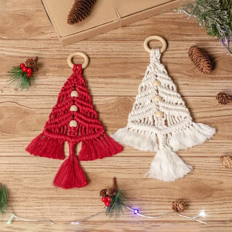 "DIY julgran i färgglada delar för kreativ dekoration och personlig julkänsla, perfekt för hem och interiör."
