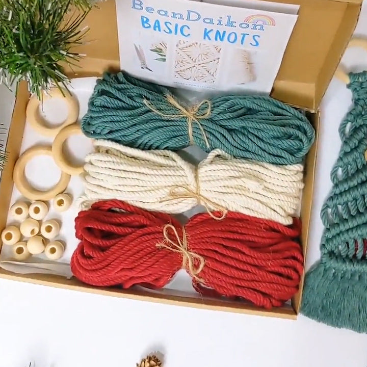 "DIY julgran i färgglada delar för kreativ dekoration och personlig julkänsla, perfekt för hem och interiör."