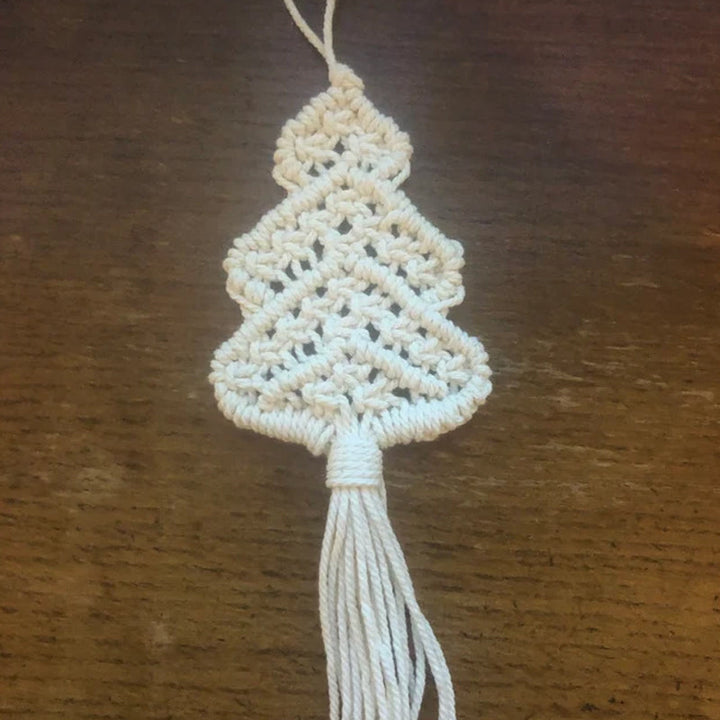 "DIY julgran i färgglada delar för kreativ dekoration och personlig julkänsla, perfekt för hem och interiör."