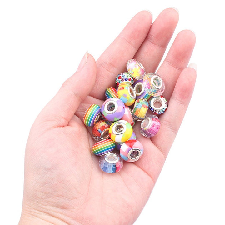 "DIY Kristall armbandsset med färgglada pärlor och hängen, perfekt för att skapa unika smycken och främja kreativitet."