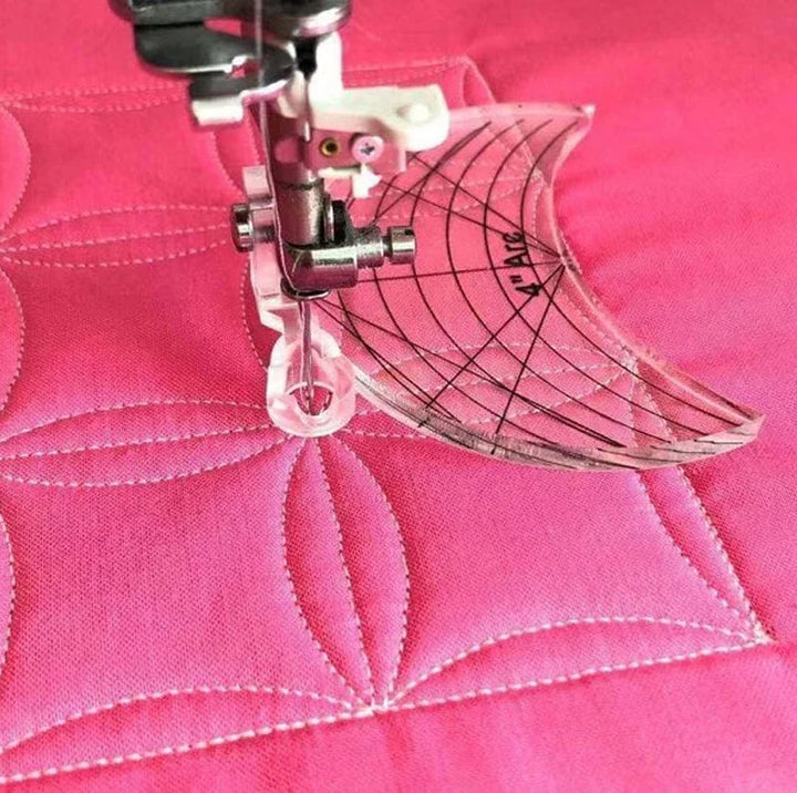 "DIY lapptäcksverktyg kit med sex akrylmallar och en tryckfot, idealiskt för kreativt quiltning och handarbete."