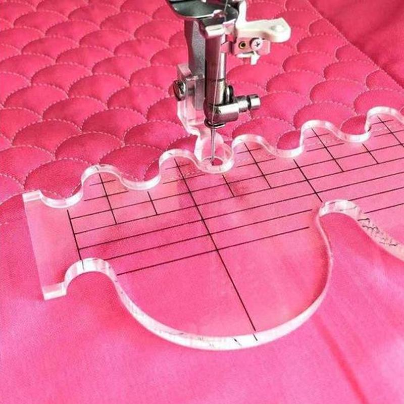 DIY Patchwork Maker Kit i färgglada tyger och symallor, perfekt för kreativa quiltprojekt och hobbyister.