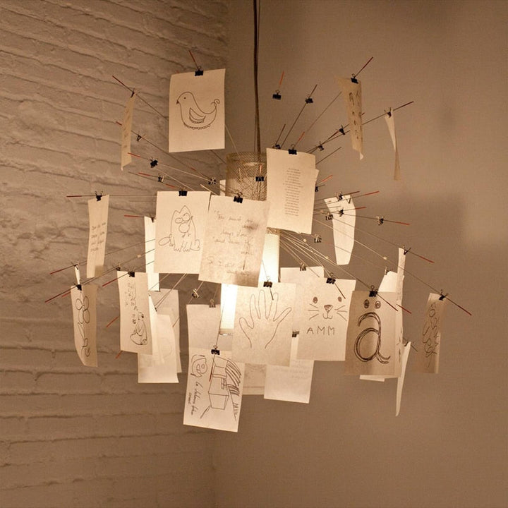 DIY taklampa sedd underifrån, visar spännande ljusspridning. Anpassningsbar modern belysning.