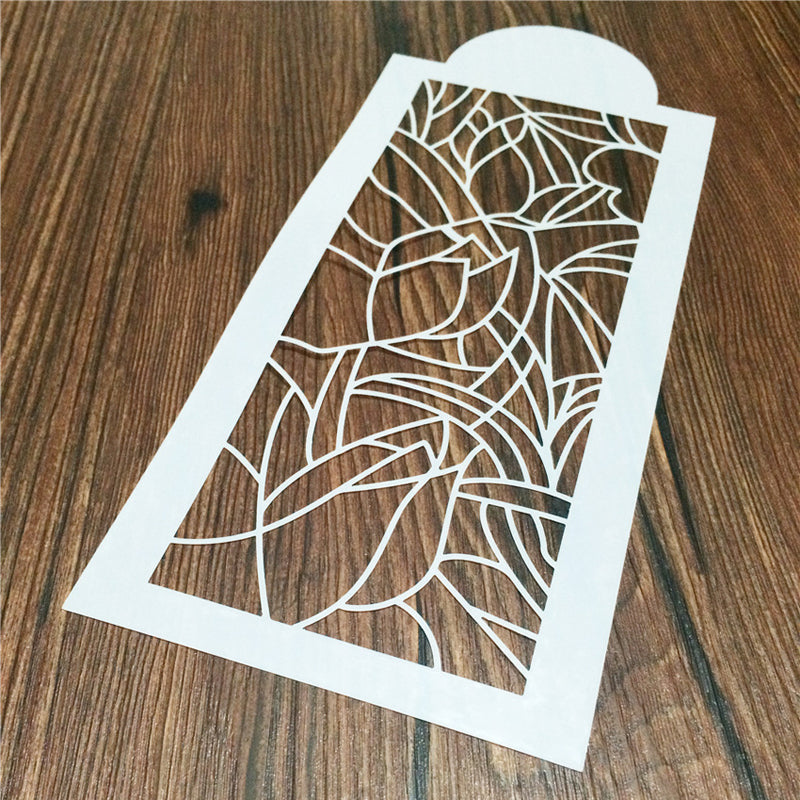 "DIY tårtstencil i mjölkvit PET-plast med vackra mönster för enkel tårtdekor. Perfekt för köksentusiaster."