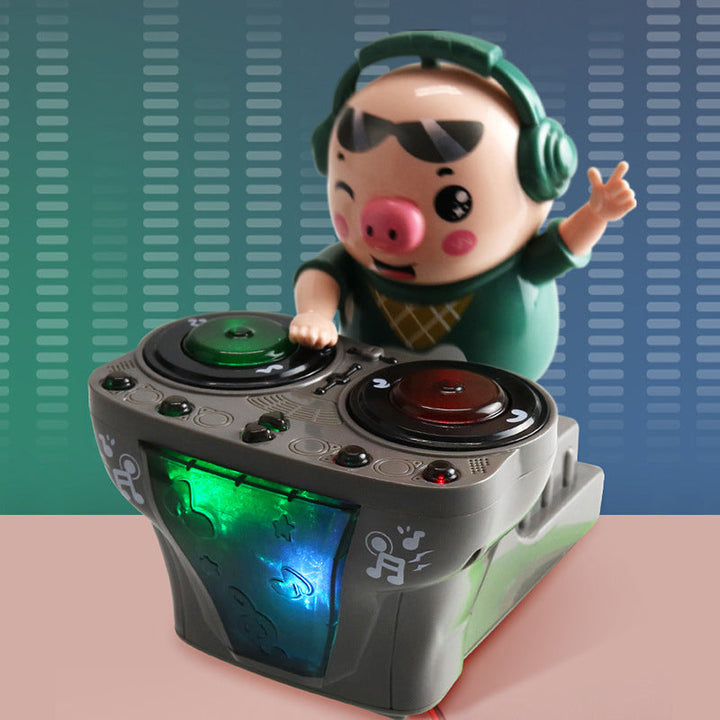 "DJ grisleksak med ljus, färger och musik för barn, i rörelse på DJ-bord. Underhållande leksak för lek och skratt."