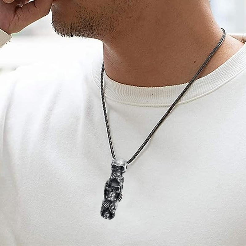 "Djärvt skull halsband för män i silver, maskulin design, perfekt för att sticka ut vid alla tillfällen, casual eller fest."