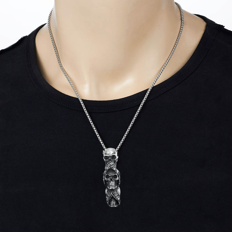 "Djärvt skull halsband för män i silver, maskulin design, perfekt för att sticka ut vid alla tillfällen, casual eller fest."