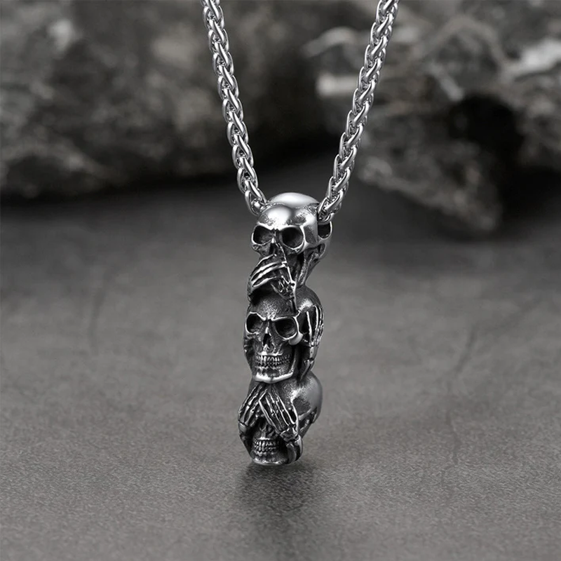 "Djärvt skull halsband för män i silver, maskulin design, perfekt för att sticka ut vid alla tillfällen, casual eller fest."