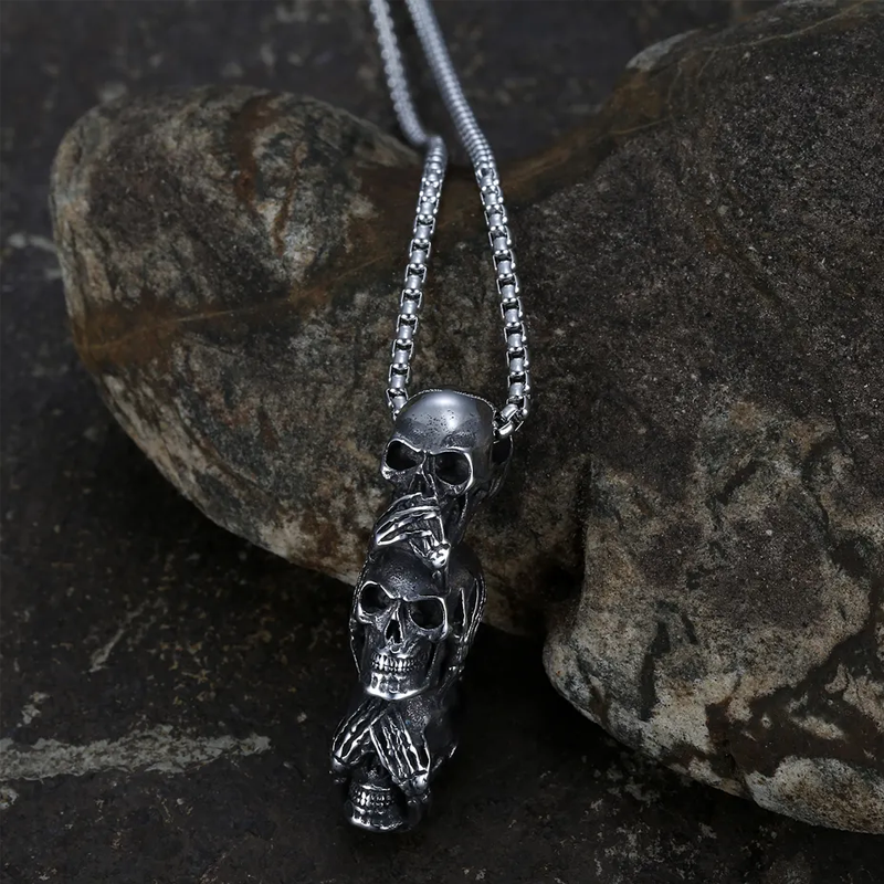 "Djärvt skull halsband för män i silver, maskulin design, perfekt för att sticka ut vid alla tillfällen, casual eller fest."