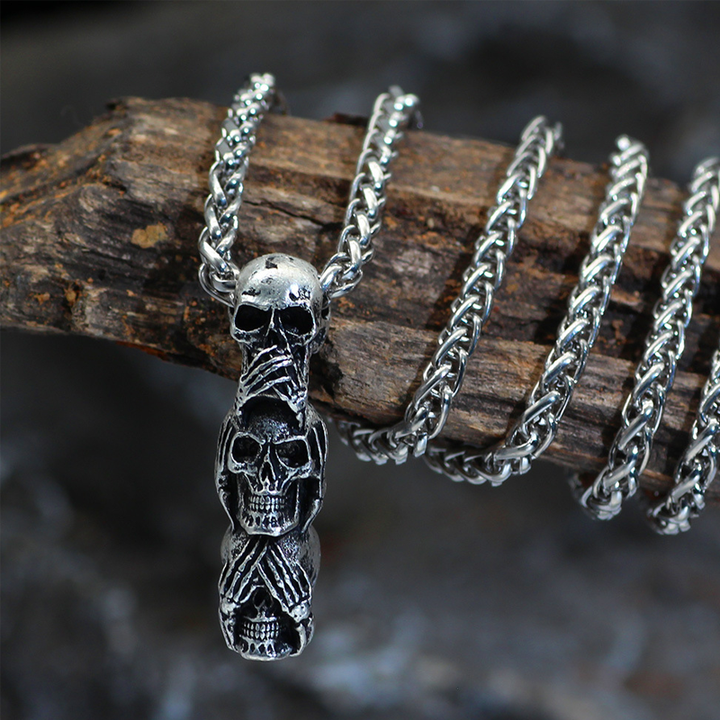 "Djärvt skull halsband för män i silver, maskulin design, perfekt för att sticka ut vid alla tillfällen, casual eller fest."