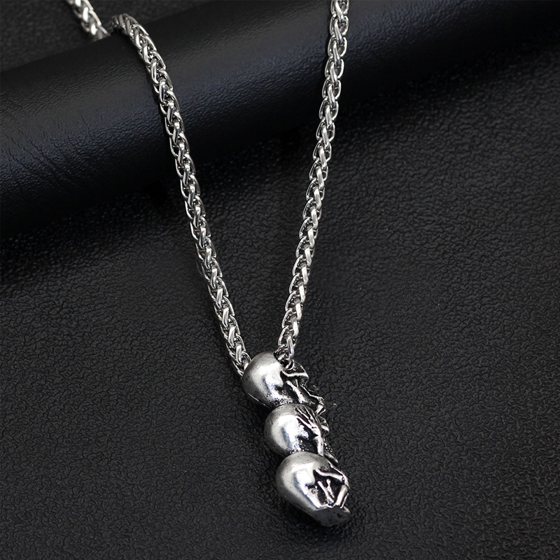 "Djärvt skull halsband för män i silver, maskulin design, perfekt för att sticka ut vid alla tillfällen, casual eller fest."