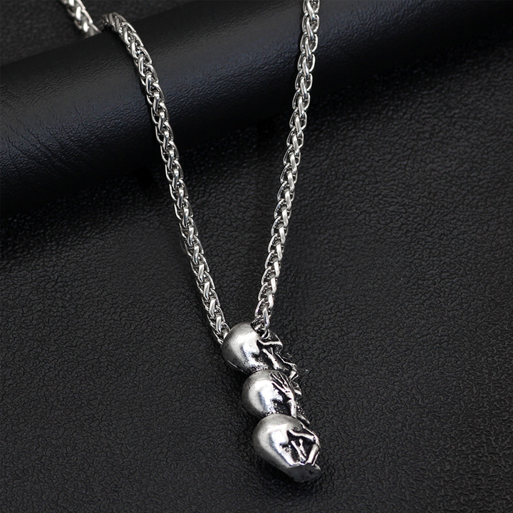 "Djärvt skull halsband för män i silver, maskulin design, perfekt för att sticka ut vid alla tillfällen, casual eller fest."