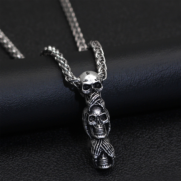 "Djärvt skull halsband för män i silver, maskulin design, perfekt för att sticka ut vid alla tillfällen, casual eller fest."