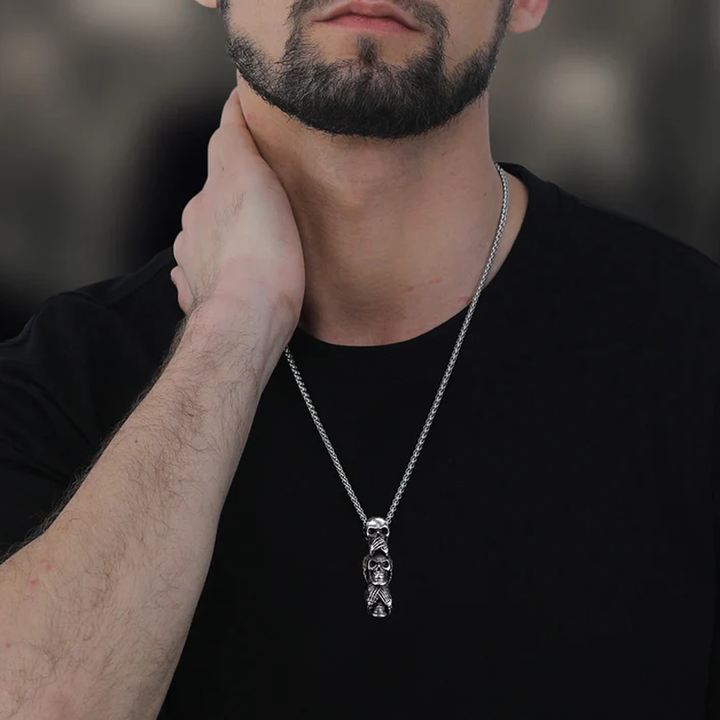 "Djärvt skull halsband för män i silver, maskulin design, perfekt för att sticka ut vid alla tillfällen, casual eller fest."
