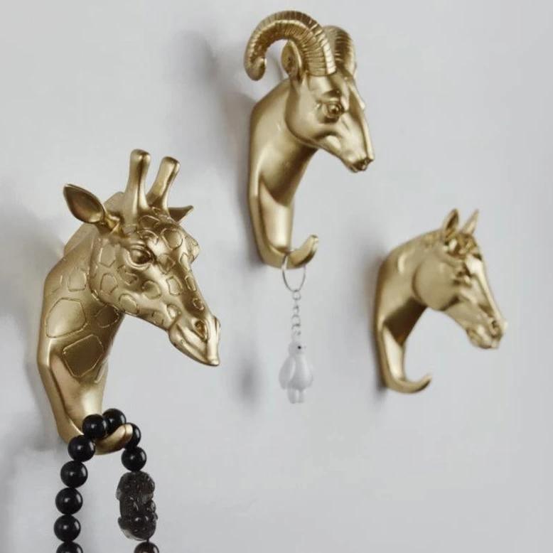 Guld djurkrok som väggkrok. En exklusiv heminredningsdetalj och praktisk organiserare för småsaker.