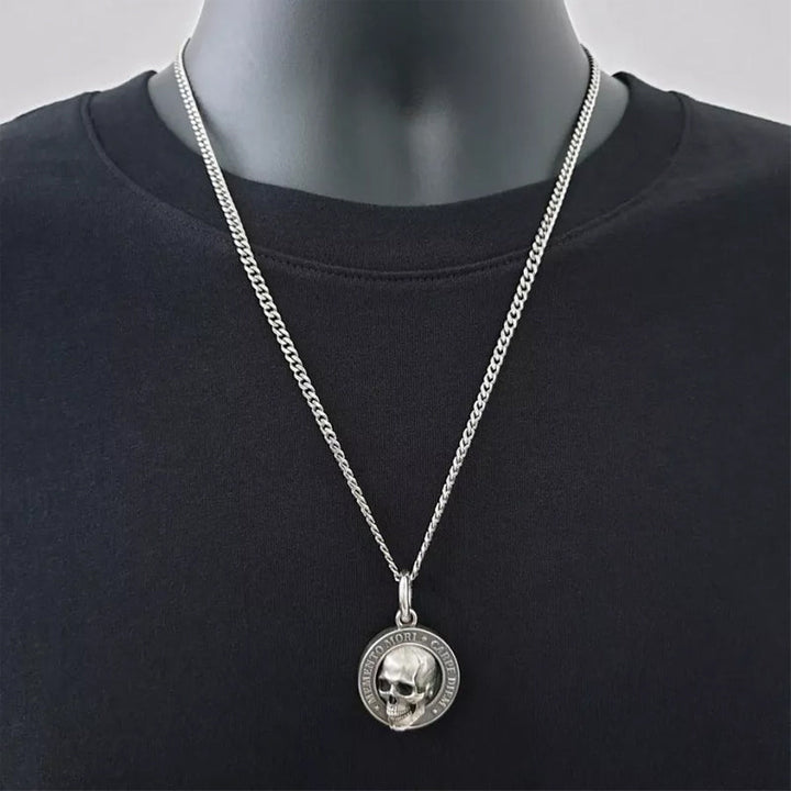 "Dödskallehalsband herr i titanstål silver, polerad finish, idealisk för rockare och äventyrare."