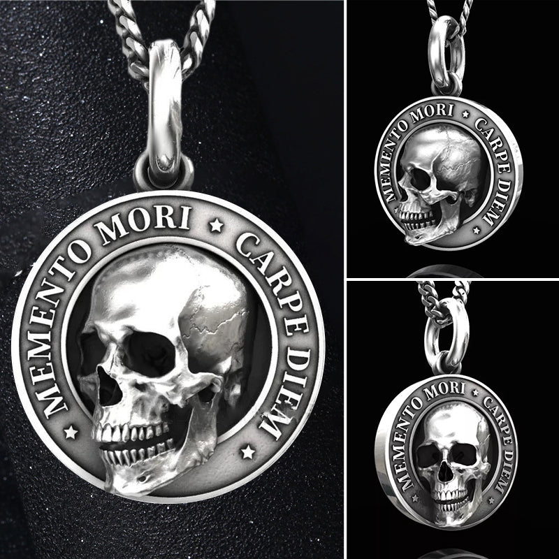 "Dödskallehalsband herr i titanstål silver, polerad finish, idealisk för rockare och äventyrare."