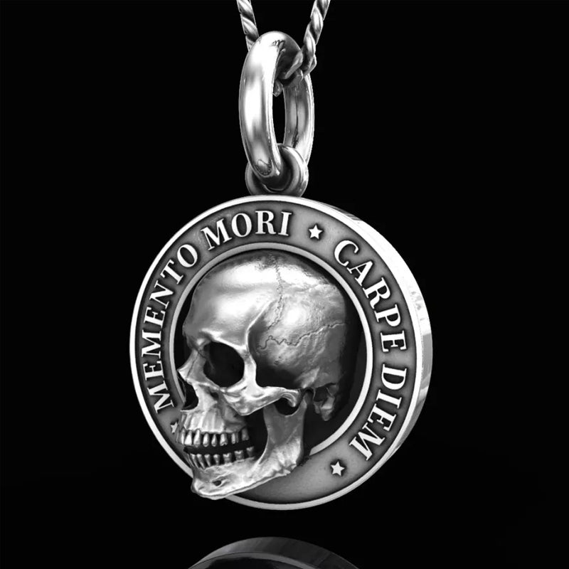 "Dödskallehalsband herr i titanstål silver, polerad finish, idealisk för rockare och äventyrare."