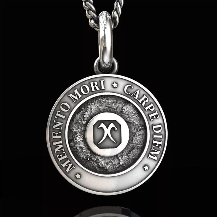 "Dödskallehalsband herr i titanstål silver, polerad finish, idealisk för rockare och äventyrare."