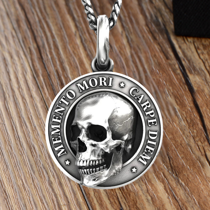 "Dödskallehalsband herr i titanstål silver, polerad finish, idealisk för rockare och äventyrare."
