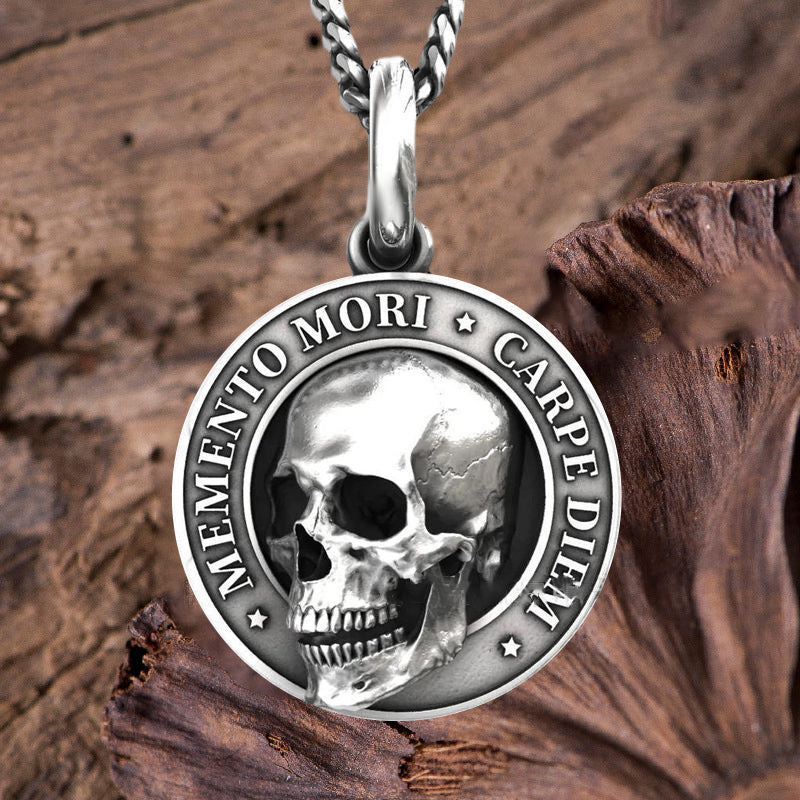 "Dödskallehalsband herr i titanstål silver, polerad finish, idealisk för rockare och äventyrare."
